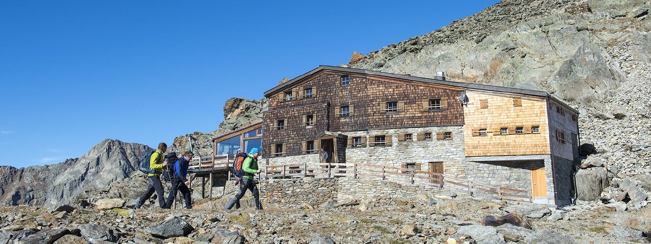 The Similaunhütte (3,019 metres) in the Ötztal Alps, © Similaunhütte/Markus Pirpamer