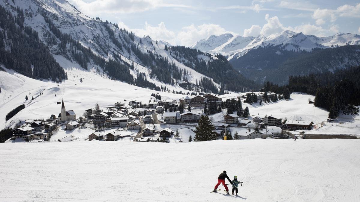 The Tiroler Zugspitz Arena has seven small ski resorts offering a wide range of slopes served by a total of 58 lifts and cable cars. Many of the areas have special family discounts. There are also a number of funparks for snowboarders., © Tirol Werbung/Kathrein Verena