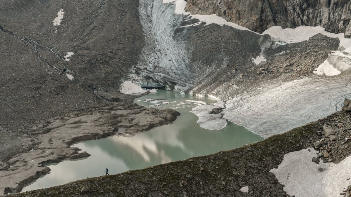 Glaciers accompany hikers along the Stubai High Trail