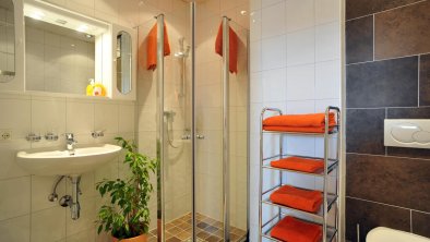 Haus-Roland-Prem-Annamarie-Lindrainweg-Badezimmer