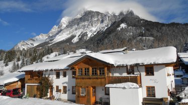 Zugspitze hinter dem Haus