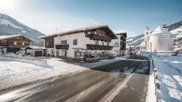 Ansicht Haus Bucher neben Straße