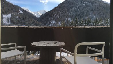 upstairs balcony table and chairs, Haus 37