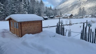 Hütte für Ski und Fahrräder im Winter