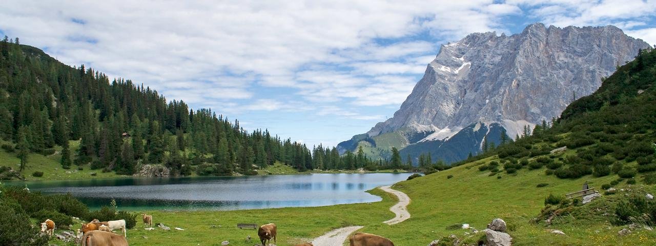 Seebensee lake with the Zugspitze mountain in the background, © Tirol Werbung/Markus Jenewein