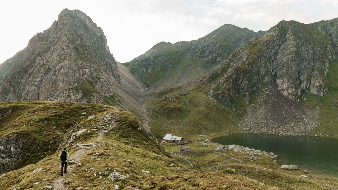 The Obstanserseehütte next to the Obstansersee lake