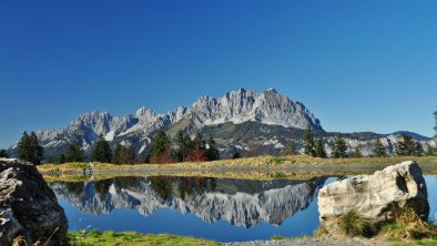 Wilder Kaiser spiegelt sich im Schlosserbergsee (c