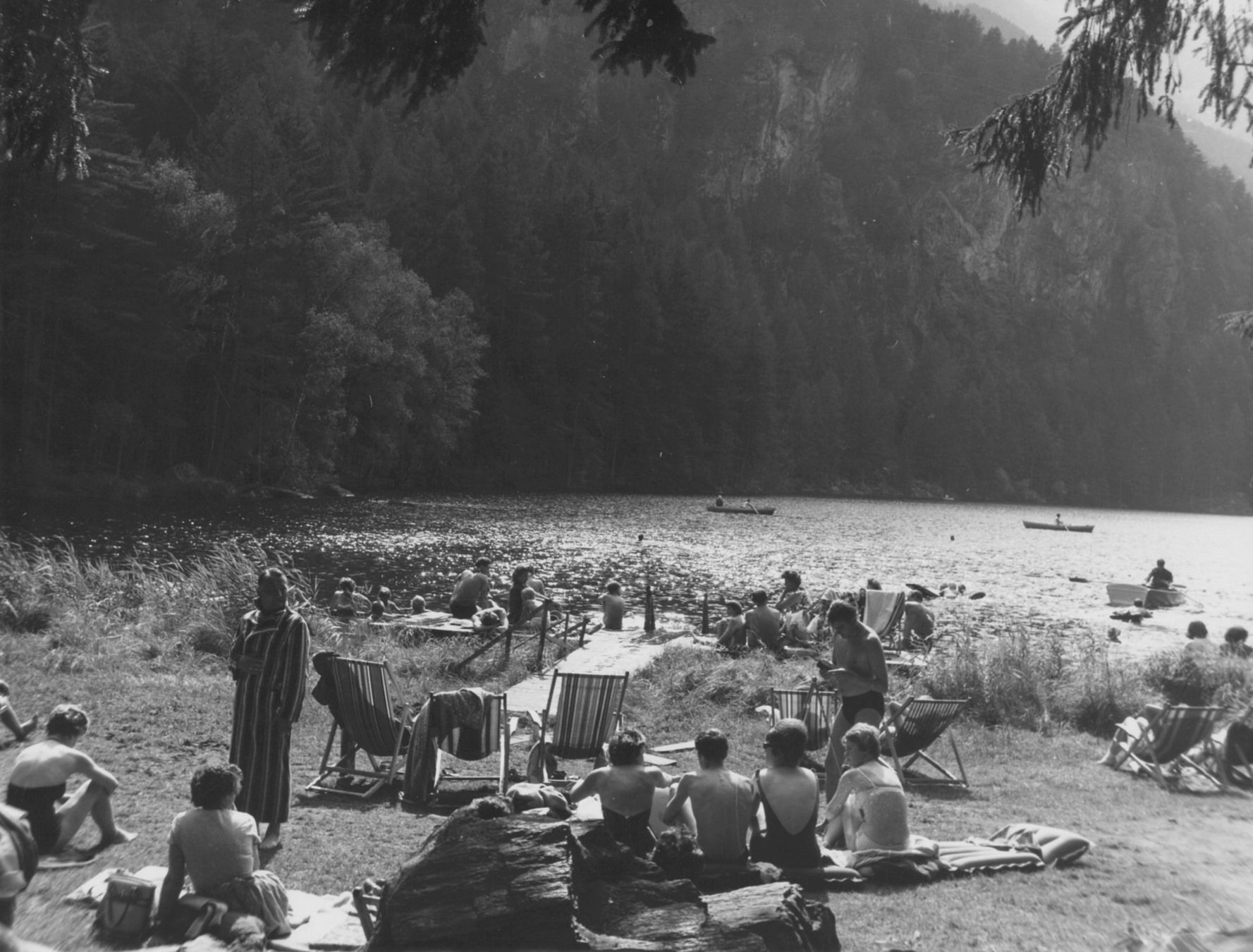 Schwarz-weiß Foto von der Liegewiese des Badesees.