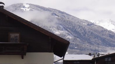 Aus dem Bad Blick zum zweiten Skigeb. Hochstein, © www.FerienhausSchmelz.at