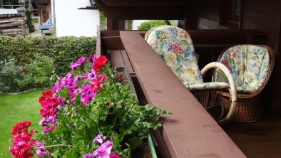 Balkon mit gemütlicher Sitzecke südseitig