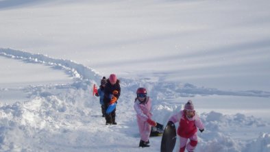 Flecklhof_Spielen_im_Schnee