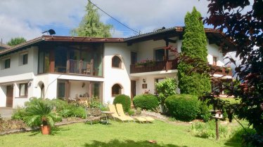 Haus und Garten im Sommer