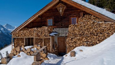 Altes Haus mit Holzvorrat