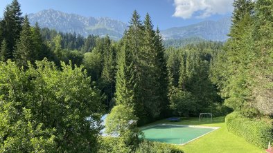 Beim Talschuster Schwimmbad und Wilder Kaiser