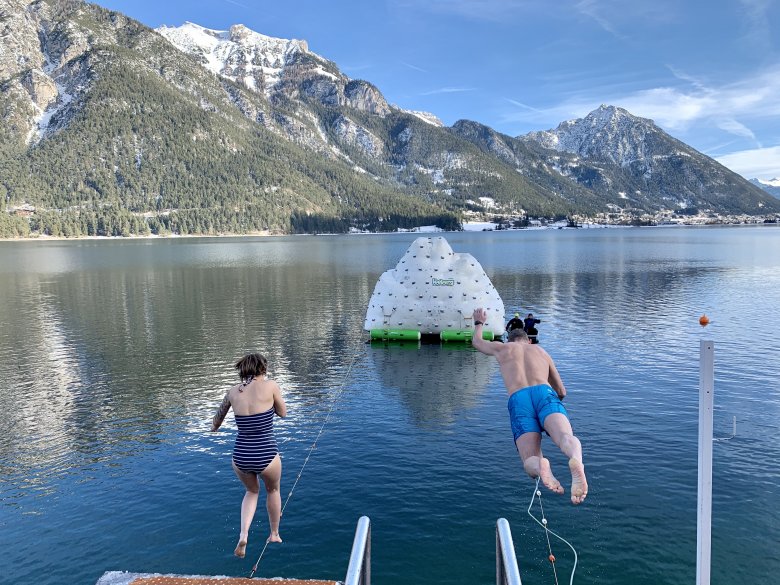 New Year&#39;s Eve swimming in Lake Achensee is for the bold and the brave only., © Achensee Tourismus