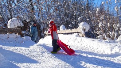 Kinder im Garten im Winter