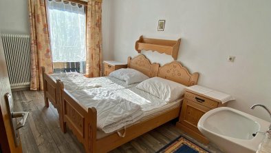 Schlafzimmer mit Doppelbett