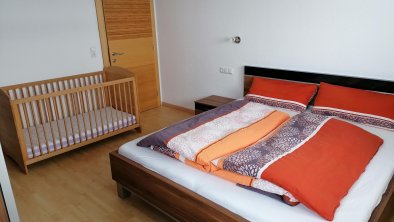 Schlafzimmer mit Gitterbett