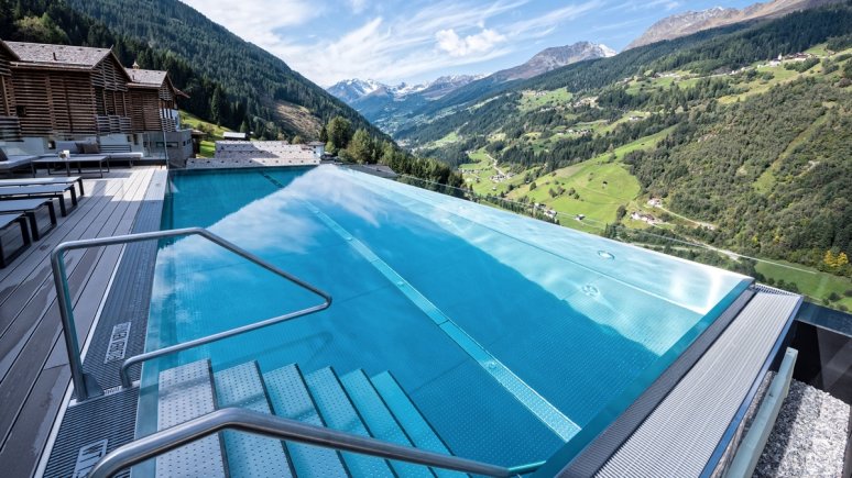 Infinity pool at the Stadldorf Bergwiesenglück