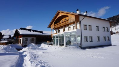 Wohnhaus mit dem Stall im Hintergrund