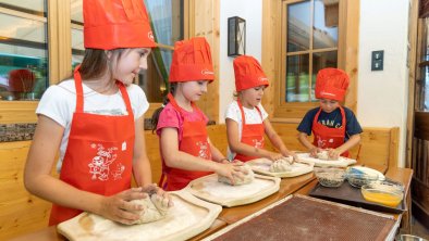 https://images.seekda.net/AT_UAB7-09-09-06/Kinderprogramm_Goglzug_Sommer_brotbacken_Kinder.jpg