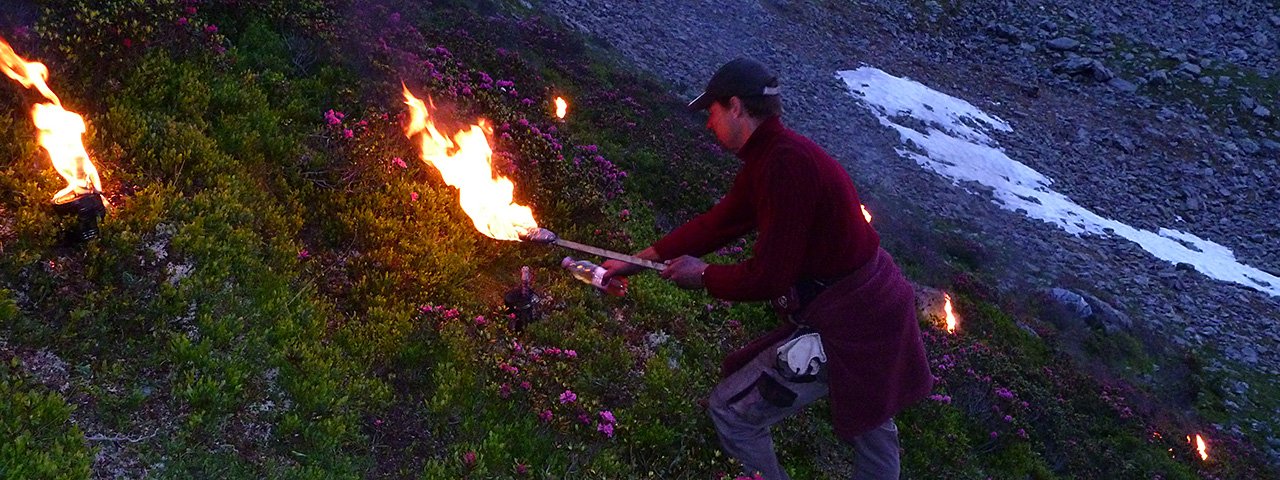 More than 3,000 individual fires that are lit by about 100 volunteers, © TVB Osttirol