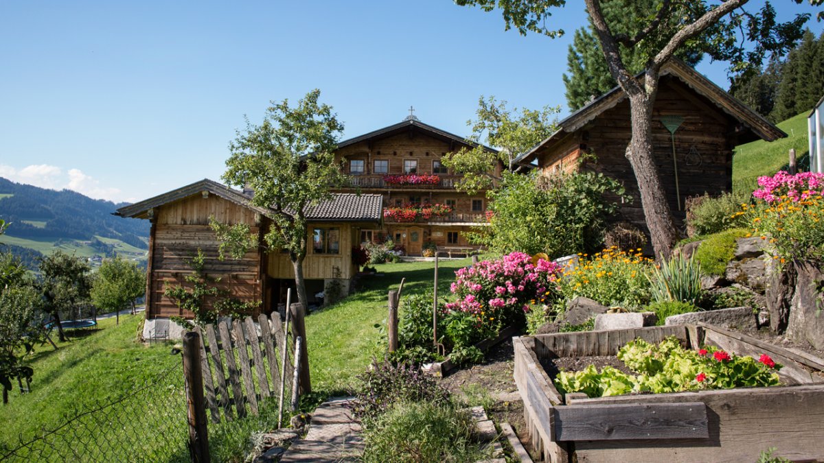 The farm&rsquo;s front garden is the perfect place for growing fruit and vegetables., © Tirol Werbung/Lisa Hörterer