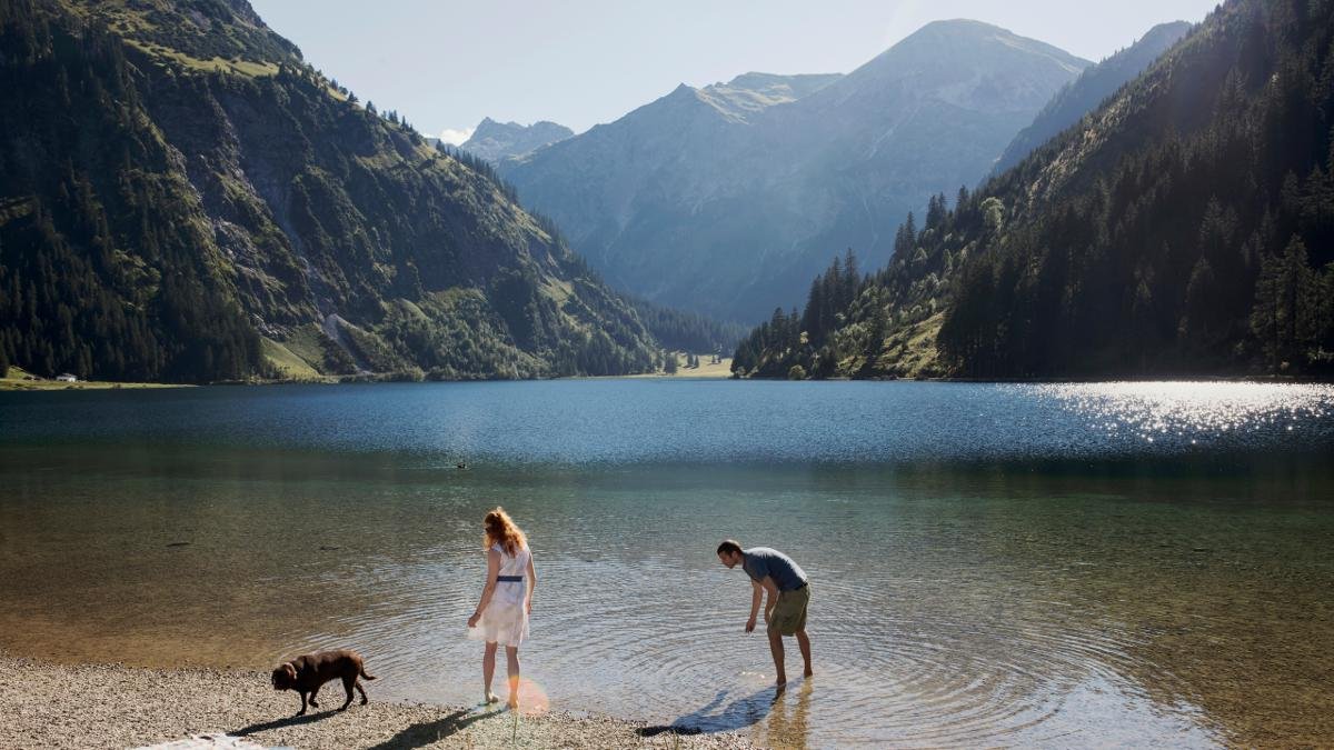 Surrounded on all sides by high mountain peaks, Lake Vilsalpsee is a shimmering blue body of water in a quiet side valley of the Tannheimer Tal region. It is located in a nature reserve and can be explored via an easy hiking trail also suitable for families with children., © Tirol Werbung/Kathrein Verena