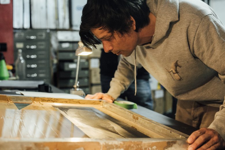 Lukas uses the screen printing method to create unique topsheets for Benoît’s snowboards.