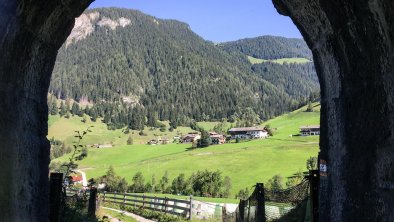 Rundwanderung-Padaun-Blick-durch-Bahnunterführung-