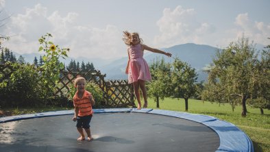 Das Trampolin ist magisch anziehend.