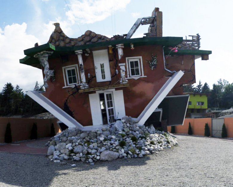 An unusual perspective: an upside-down house in Vomperbach by Terfens.  (Photo: Haus steht Kopf)