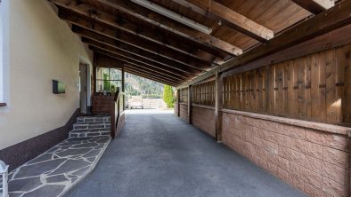 eigener Eingang mit Carport