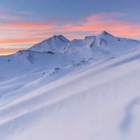 Early risers can ride a piste groomer to the Hexenseeh&uuml;tte before sunrise, where a fine breakfast awaits, before hitting the slopes. An unforgettable experience.
, © Seilbahn Komperdell GmbH - Andreas Kirschner