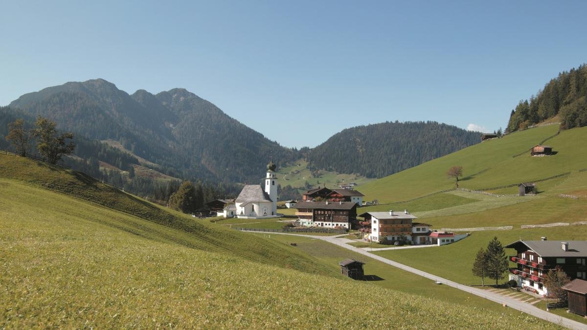 A church, a school, two inns and a few houses – welcome to Thierbach! This hamlet’s size and rural location make it an idyllic spot for walks and hikes. Thierbach is the highest inhabited settlement in the Kitzbühel Alps., © Wildschönau Tourismus/M. Auer