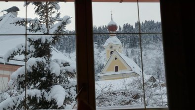 Blick zur Kirche im Winter