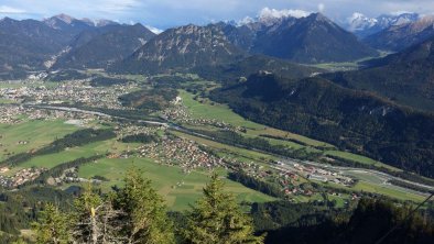 Blick vom Hahnenkamm auf den Talkessel Reutte