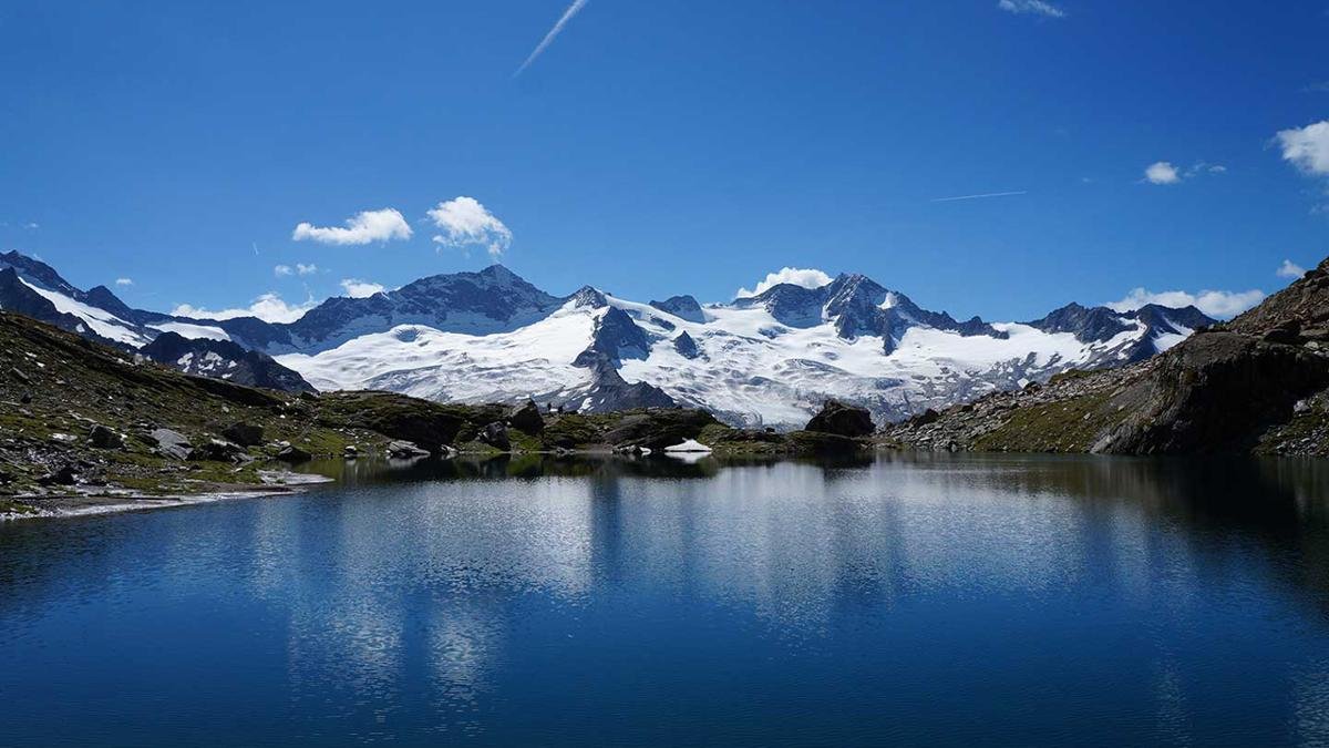 Crystal-clear mountain lakes, narrow canyons, 80 glaciers, mountains up to 3,500m – hiking in the Zillertal Alps Nature Park is a truly unique experience. Visitors can learn all about the park and its history in the Nature Park House in Ginzling., © Zillertal Tourismus  Carolin Nitzsche