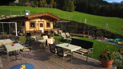 Terrasse mit gemütlicher Hütte