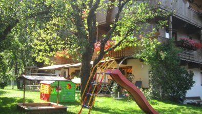 Garten_mit_Spielplatz