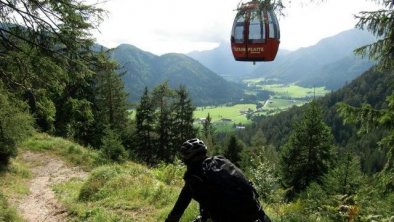 Biken auf der Steinplatte bei Sommer