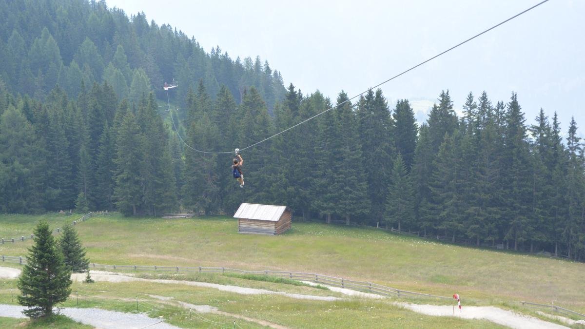 The Serfauser Sauser is a series of four zipwires starting at the top of the Sunliner cable car and leading all the way down to the valley floor. Flyers reach speeds of up to 65km/h on the 2km journey covering 400 vertical metres of descent., © Tirol Werbung/Michael Gams