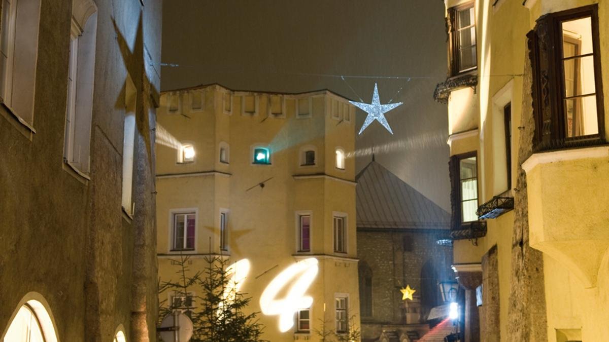 The charming Old Town of Hall makes an inspirational statement with its unmatched Christmas illuminations on houses in the town center, © Tirol Werbung/Laurin Moser