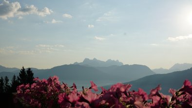 Baclony-view an Steinplatte and Steinberge