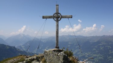 Cross at the top of the Karspitze mountain, © TVB Zillertal Arena