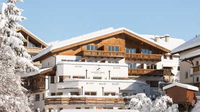 Winterly exterior view of the Hubertushof