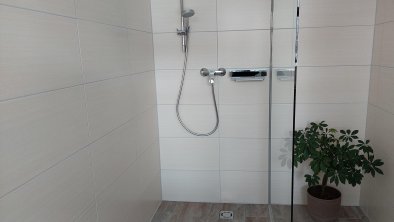 Neu renovierte Etagendusche für zwei Zimmer