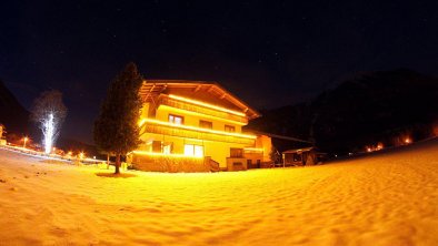 Dismasn Hof bei Nacht