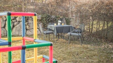 kleiner Garten mit Spielgeräten