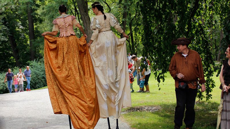 Colourful performers will entertain you in the true style of the Middle Ages at the Ambras Castle Festival, © Emma Sinn